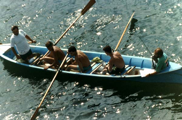 Javi patroneando el batel en el Descenso a la ria de Navia